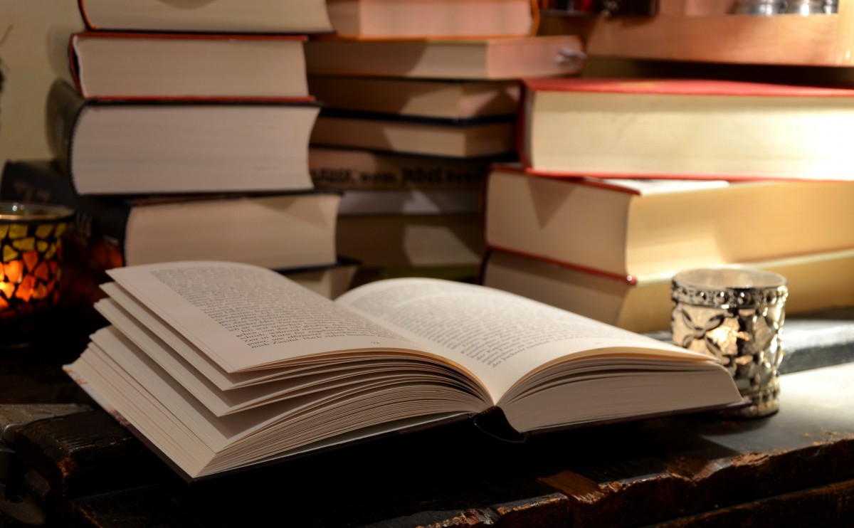 book_read_book_pages_literature_books_study_pages_browse-774003.jpg!d Books stacked and open for reading